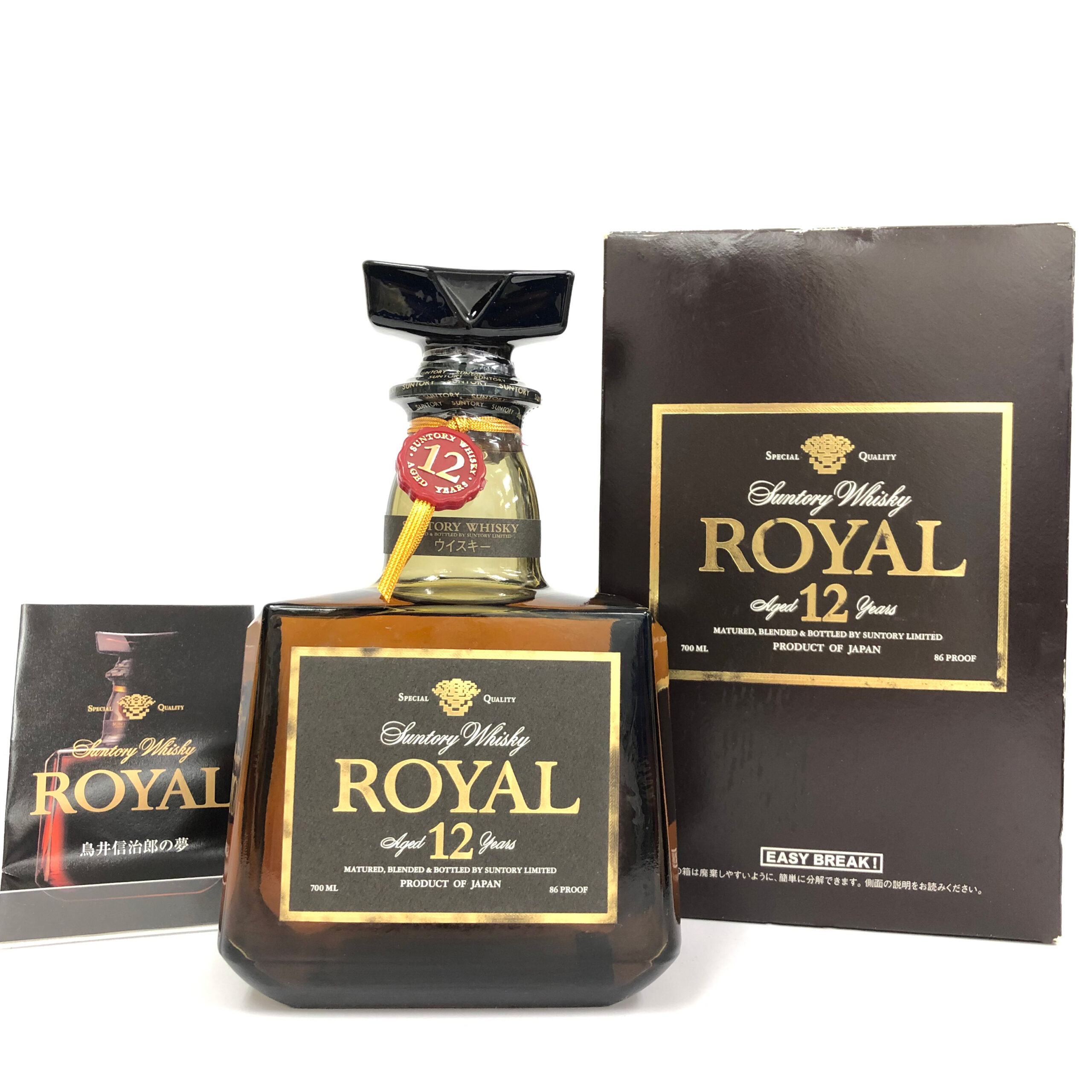 【Suntory Royal Series】「ROYAL 12year Black Label.」Launched in 1960 to mark “Suntory's 60th anniversary”. The distinctive bottle shape resembles the right part of the Chinese character for '酒' (means liquor), '酉', which is the tenth 'bird' in the “Chinese zodiac” (the number representing the year and direction). The shape of the stopper is also based on the bird gate of the shrine at the back of the Yamazaki distillery, emphasizing the 'tory' in 'Suntory'.