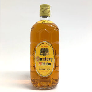【サントリー角瓶】「スコッチに負けない日本のウイスキー」を目指して、日本人の心を掴んだ最初の1本。瓶のデザインは日本の伝統である薩摩切子の亀甲模様がモチーフとなっている。